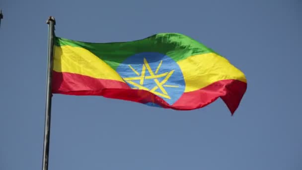 Vista Basso Della Bandiera Etiope Contro Cielo Blu Chiaro — Video Stock