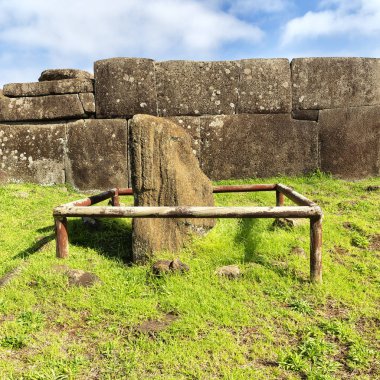 Şili rapa nui bir eski kültür antika ve mysteriuos muai heykeli sembolü