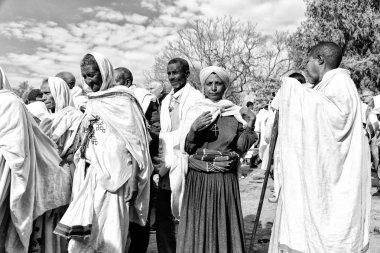 Etiyopya, Lalibela-Ocak 2018--genna celebratio kalabalık içinde kimliği belirsiz kişi dolaylarında