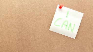 Beyaz arka plan ve boş yer gülümseme mutluluk kavramının gibi sonrası