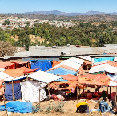 Etiyopya, Lalibela-Ocak 2018--piyasada kalabalık içinde kimliği belirsiz kişi dolaylarında