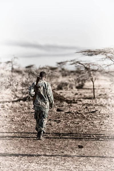 África Tierra Etiopía Soldado Negro Arma Mirando Frontera —  Fotos de Stock