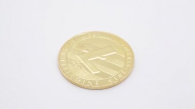 beyaz masa üstü litecoin sembolü ile madalyonun yakın çekim görüntüleri