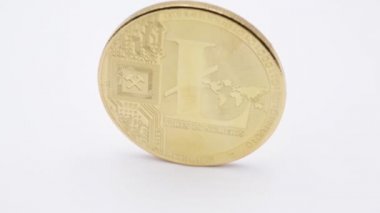 litecoin ile hareketli madalyonun yakın çekim görüntüleri kayıt üzerinde beyaz yüzey