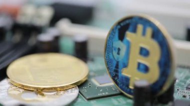bilgisayar anakart üzerinde cryptocurrency paralar yakın çekim görüntüleri
