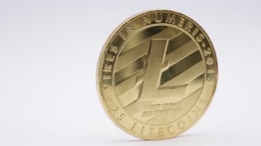 litecoin ile hareketli madalyonun yakın çekim görüntüleri kayıt üzerinde beyaz masa üstü