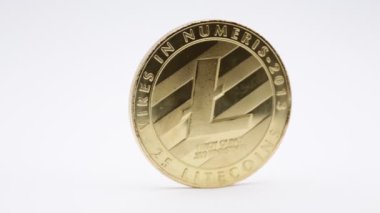 sikke litecoin simgesi olan beyaz masa üzerinde hareketli yakın çekim görüntüleri