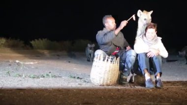 kimliği belirsiz turist gece çölde sırtlan besleme