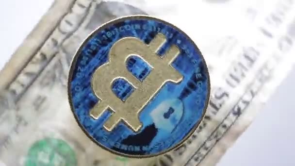 白で隔離しわくちゃのドル紙幣の Bitcoin コインを回転のトップビュー映像 — ストック動画