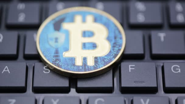 키보드에 Bitcoin 기호로 동전의 클로즈업 — 비디오