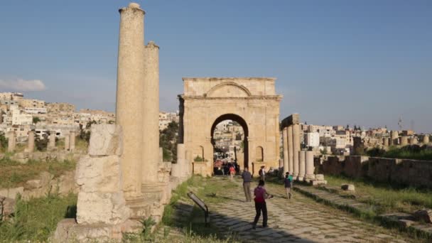Personas Caminando Cerca Sitio Arqueológico Antiguo Patrimonio Clásico Jordania — Vídeo de stock