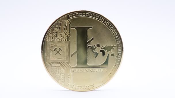 Nahaufnahme Einer Münze Mit Litecoin Zeichen Auf Weißer Tischplatte — Stockvideo