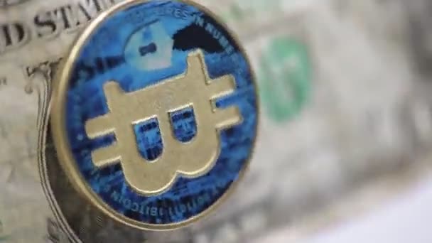 Макро Кадри Обертових Bitcoin Монета Ята Долар Банкнота Ізольовані Білому — стокове відео