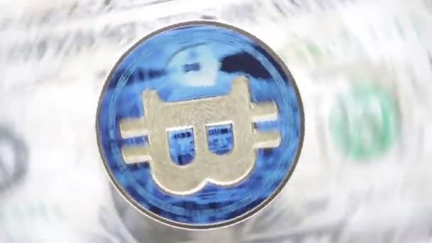 顶部观看旋转硬币与比特币标志在皱巴巴的美元钞票上隔离在白色 — 图库视频影像