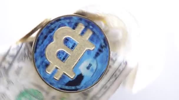 Ovanifrån Footage Roterande Kryptovaluta Mynt Skrynkliga Dollar Sedel Isolerad Vit — Stockvideo