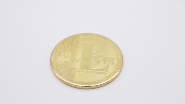 Nahaufnahme Einer Münze Mit Litecoin Zeichen Auf Weißer Oberfläche — Stockvideo