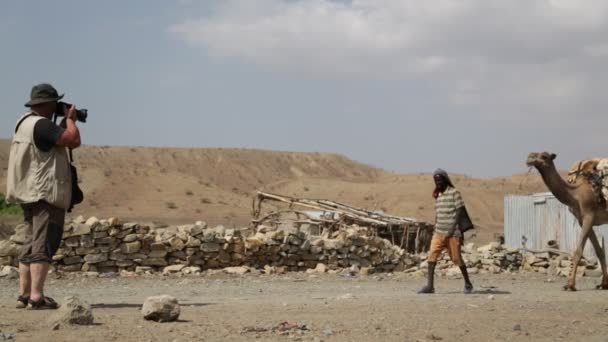 Vista Panorâmica Caravana Camelos Pessoas Não Identificadas Deserto Durante Dia — Vídeo de Stock