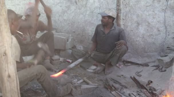 非洲裔美国人铁匠在锻造与金属工作 — 图库视频影像