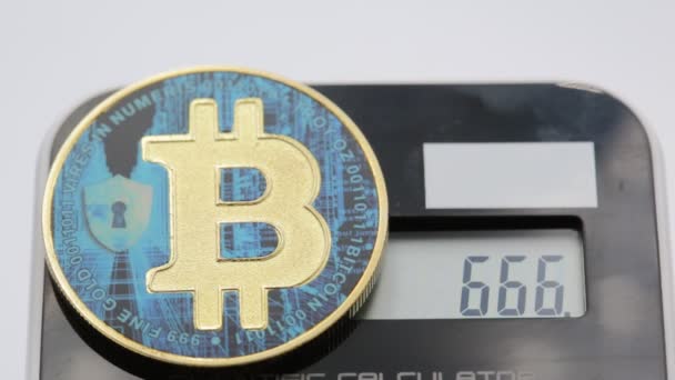 Close Beelden Van Munt Met Bitcoin Teken Liggend Rekenmachine Met — Stockvideo