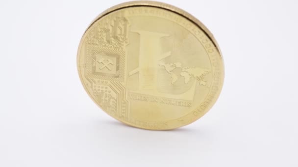 Litecoin와 움직이는 동전의 클로즈업 장면을 표면에 — 비디오