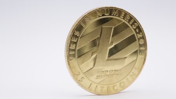 Riprese Ravvicinate Monete Movimento Con Cartello Litecoin Tavolo Bianco — Video Stock