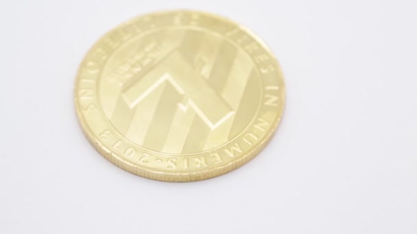 Primer Plano Moneda Oro Giratoria Con Símbolo Litecoin Mesa Blanca — Vídeos de Stock