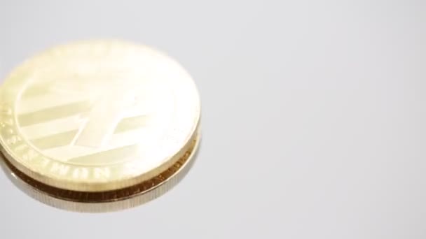 Imagens Close Girar Bitcoin Litecoin Isolado Branco — Vídeo de Stock