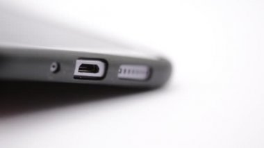 el kopyalama alanı ile beyaz arka plan üzerinde cep telefonu şarj teli eklemek