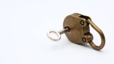 Beyaz arka plan ve kopya asma kilit güvenlik ve protectio kavramı gibi yer