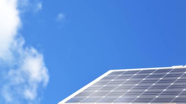 güneş pili ve sürdürülebilir enerji ve gelecek için İnovasyon kavramı gibi gökyüzünde bulut