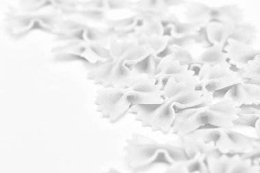 Beyaz arka plan ve kopya belgili tanımlık pişmemiş makarna diyet sağlıklı kavramı ve cuisin yer