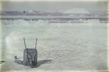 afar tuz düz beyaz boşluk ve alt hill yakınındaki el arabası diyarında Danakil Etiyopya Afrika'da