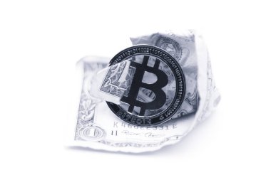 buruşuk Doları para ve kavramı sorun ve gelecekteki gibi farklı bitcoin arka plan bulanık