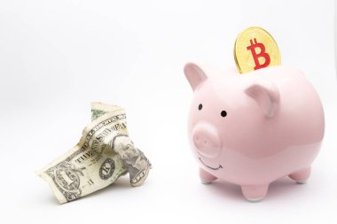 Beyaz arka plan ve kopya kumbara ve bitcoin kavramı para ve CEOlarla gibi yer