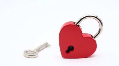 Beyaz arka plan ve kopya aşk asma kilit simgesi ve romanti kavramı gibi yer