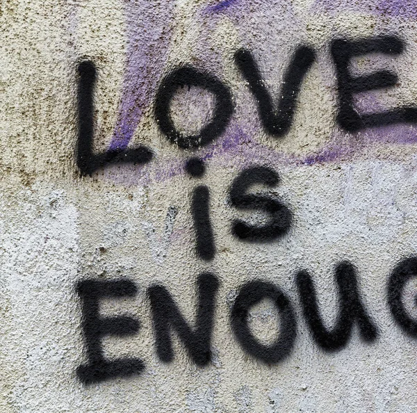 Vieja Pared Las Palabras Amor Suficiente Como Concepto Amor Problema — Foto de Stock