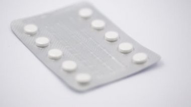 sağlık ve yaşam kavramı gibi, beyaz arka plan üzerinde tablet ile blister 