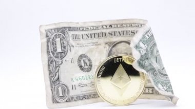 bitcoin ve beyaz arka plan üzerinde buruşuk dolar banknot, para ve yatırım kavramı gibi