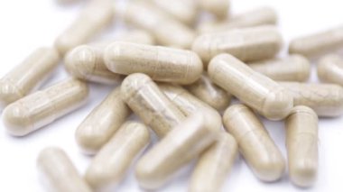 sağlık ve yaşam kavramı gibi beyaz arka plan üzerinde hap ve ilaçlar, 