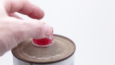 kişi beyaz arka plan ve kopyalama alanı üzerinde eski kirli ve paslı metal şişe açılması