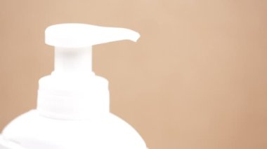 kahverengi arka plan üzerinde sabunluk basarak adam kırpılmış görünümü