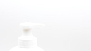 beyaz arka plan üzerinde sabunluk presleme adam kırpılmış görünümü