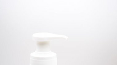 beyaz arka plan üzerinde sabunluk presleme adam kırpılmış görünümü