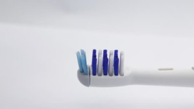 Diş macunu ve elektrikli diş fırçası, temizlik ve sağlık kavramı 