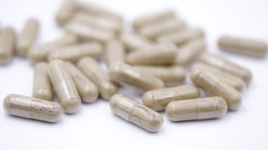 sağlık ve yaşam kavramı gibi beyaz arka plan üzerinde hap ve ilaçlar, 