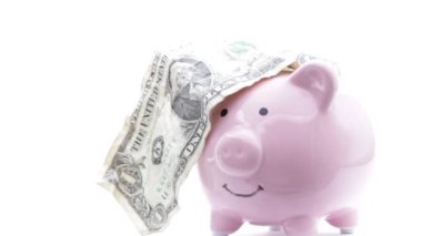 para ve yatırım kavramı gibi, beyaz arka plan üzerinde dolar banknot ile piggy banka  