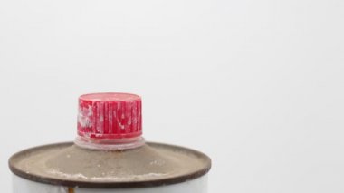 kişi beyaz arka plan ve kopyalama alanı üzerinde eski kirli ve paslı metal şişe açılması