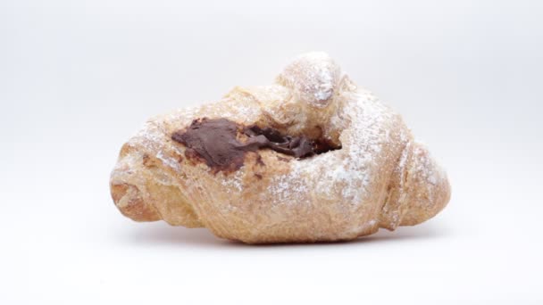Nahaufnahme Aufnahmen Croissant Mit Schokoladenfüllung Verschüttet Mit Zuckerpulver Auf Weißer — Stockvideo