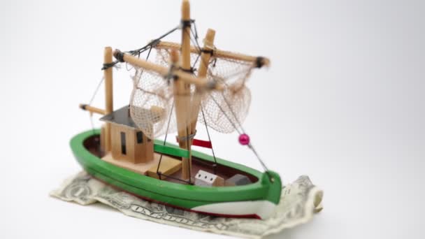 Oude Houten Model Van Boot Verfrommeld Dollar — Stockvideo