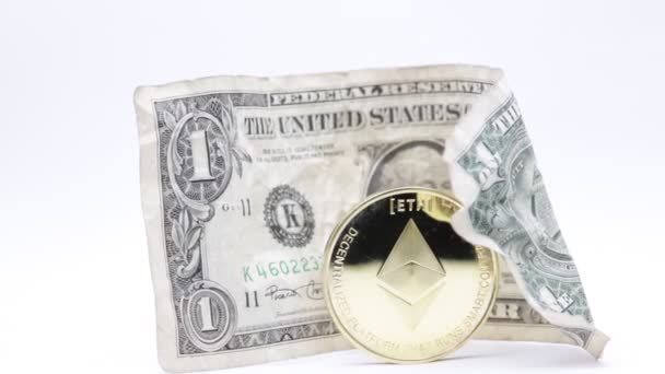 Bitcoin Billete Dólar Arrugado Sobre Fondo Blanco Como Concepto Dinero — Vídeo de stock